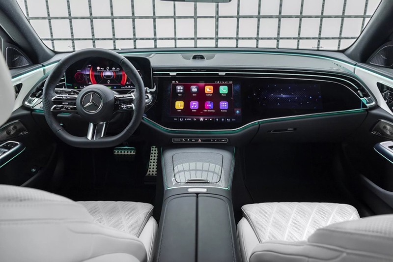 Mercedes-Benz E-Class 2024 ra mắt: Đổi mới từ trong ra ngoài, ngập tràn công nghệ