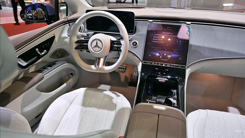Mercedes-Benz EQS 450+ 2023 sở hữu màn hình giải trí trung tâm OLED có kích thước 17,7 inch đặt dọc hơi hướng tương lai.