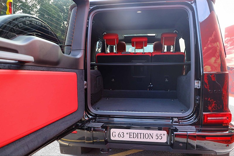 Khoang hành lý Mercedes-AMG G63 Edition 55 có dung tích tiêu chuẩn là 1.076 lít, có thể tăng lên tối đa 1.954 lít khi gập hàng ghế sau.