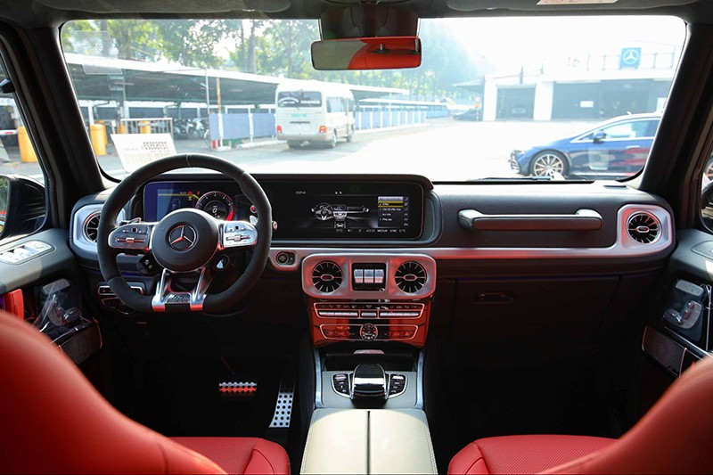 Không gian bên trong xe, Mercedes-AMG G63 Edition 55 nổi bật với thiết kế nội thất với tông màu đỏ chủ đạo.