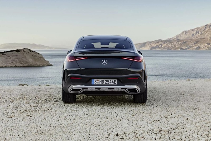 Đến đuôi xe, Mercedes-Benz GLC Coupe 2023 học hỏi nhiều thiết kế từ những mẫu xe điện cùng nhà.