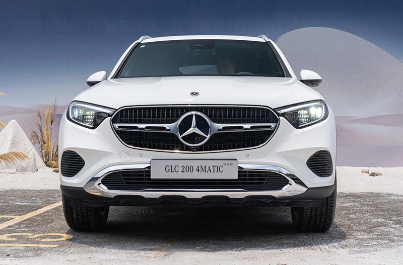 Người dùng tìm đến phiên bản giá rẻ Mercedes-Benz GLC 200 4Matic 2023 có thể hài lòng với ngoại hình nâng cấp của chiếc SUV này. 