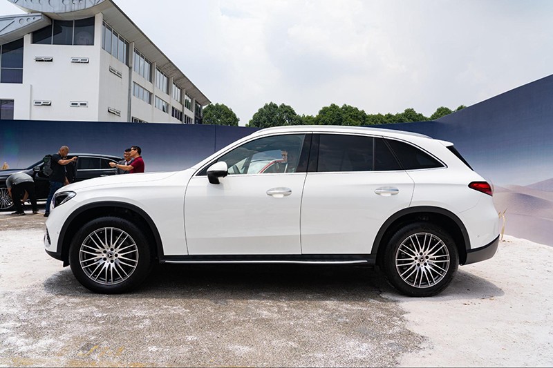 Mercedes-Benz GLC 200 4Matic 2023 không có nhiều cải tiến ngoại trừ bộ mâm 19 inch 10 chấu kép là điểm nhấn.