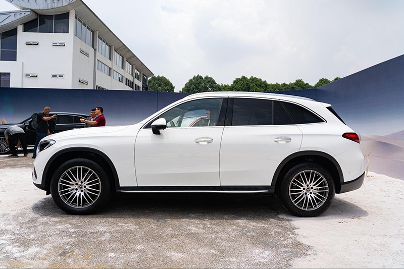 Mercedes-Benz GLC 200 4Matic 2023 không có nhiều cải tiến ngoại trừ bộ mâm 19 inch 10 chấu kép là điểm nhấn. 