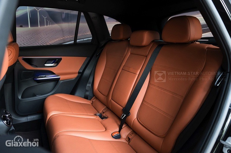 Với 15mm chiều dài cơ sở được gia tăng, Mercedes-Benz GLC 200 có không gian hàng ghế sau rộng rãi hơn trước để người dùng cảm thấy thoải mái. 