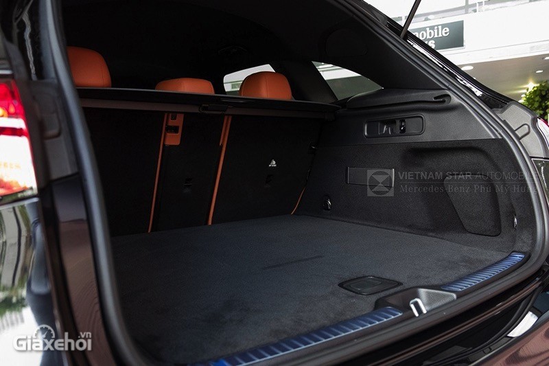 Mercedes-Benz GLC 200 4Matic 2023 có không gian để đồ thoải mái trong những chuyến đi dài.
