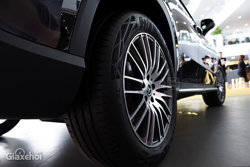 Gương chiếu hậu Mercedes-Benz GLC 200 4Matic 2023 đồng màu thân xe, đặt dời khỏi trụ A cho góc quan sát rộng hơn.