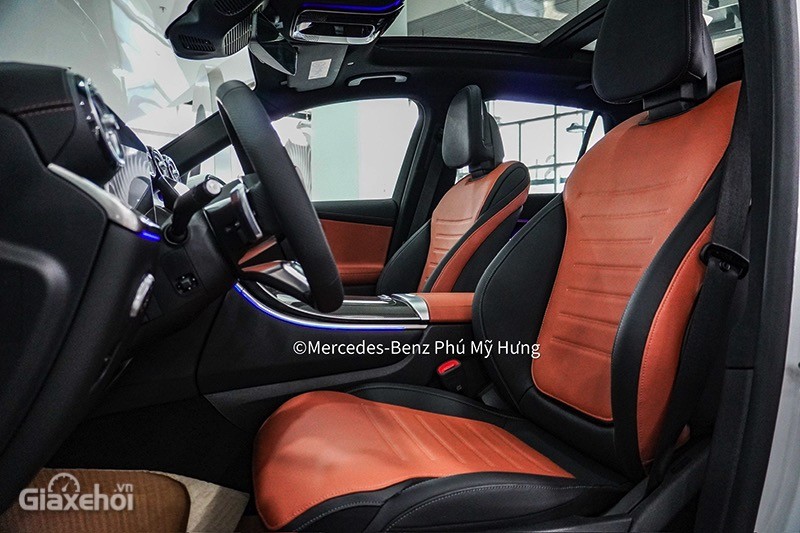 Ghế trước của Mercedes-Benz GLC 2023 có thiết kế ôm sát cơ thể với phần đỡ sườn nhô cao 2 bên tạo cảm giác vững chãi cho xe. 