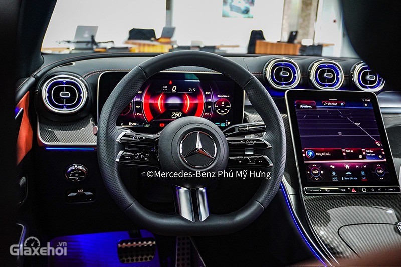 Cái nhìn thẩm mỹ ngay lập tức xuất hiện trên Mercedes-Benz GLC 2023 với phần thiết kế khoang lái đầy công nghệ.
