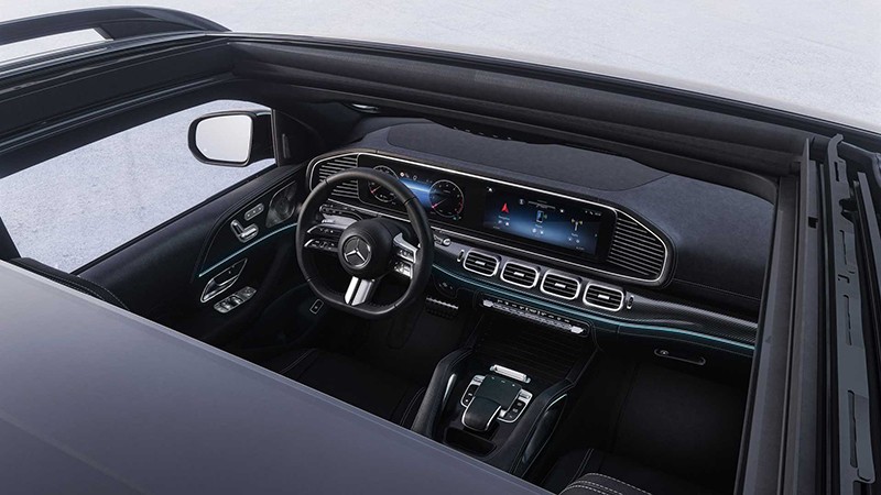 Mercedes-Benz GLE 2024 sở hữu khoang lái được trang bị hệ thống thông tin giải trí MBUX thế hệ thứ 2 thông minh tích hợp trên bộ màn hình đôi gồm cụm đồng hồ kỹ thuật số và màn hình cảm ứng trung tâm có kích thước 12,3 inch. 
