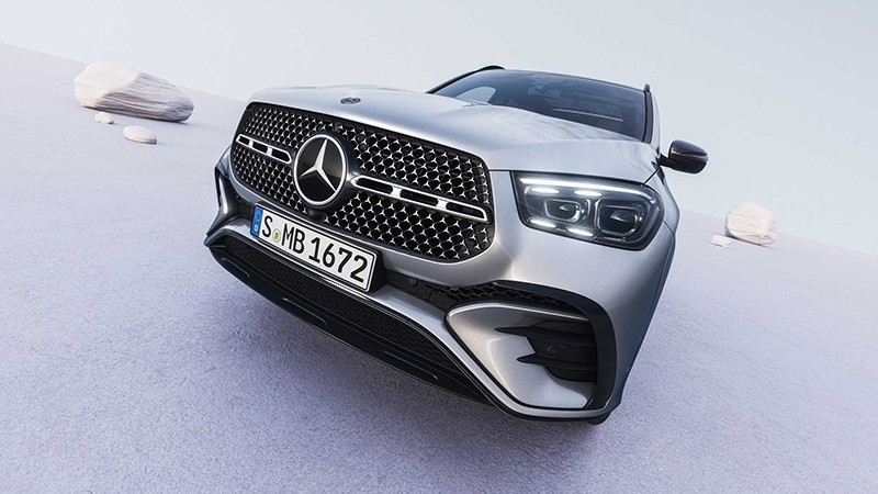 Trước hết, trên mặt ca lăng Mercedes-Benz GLE 2024 xuất hiện một thanh nẹp mạ crom thiết kế cứng cáp nằm chắn ngang lưới tản nhiệt.