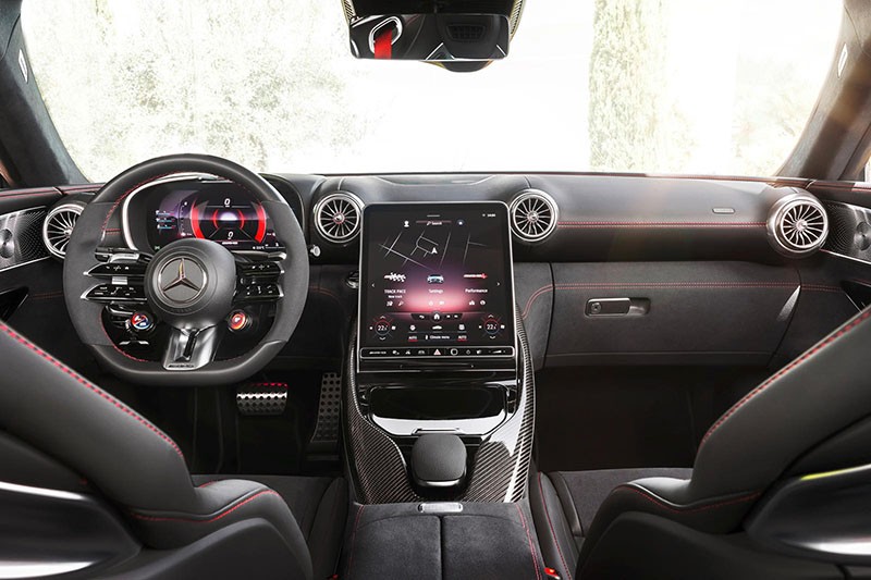 Vào đến khoang nội thất Mercedes-Benz SL 63 AMG 2023 trang bị loạt vật liệu cao cấp như carbon, da lộn.