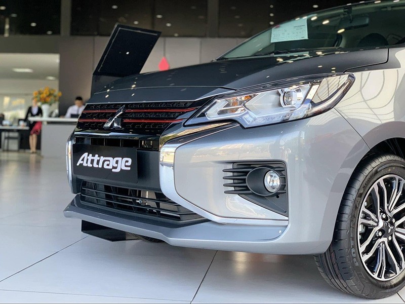 Phần đầu xe Mitsubishi Attrage 2023 xuất hiện 2 thanh trang trí mạ crom ôm lấy cụm đèn phía trước tạo thành chữ X ấn tượng.