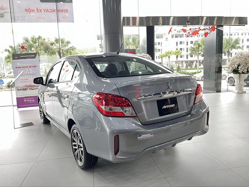 Đuôi xe Mitsubishi Attrage 2023 có diện mạo thể thao ở đuôi xe nhờ ăng ten vây cá mập và cánh lướt gió cố định.