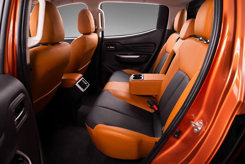 Hàng ghế sau xe Mitsubishi Triton Athlete 2023 có độ ngả 25 độ theo thiết kế J-line đi cùng khoảng để chân 1.745 mm giúp không gian bên trong rộng rãi bậc nhất phân khúc xe bán tải.