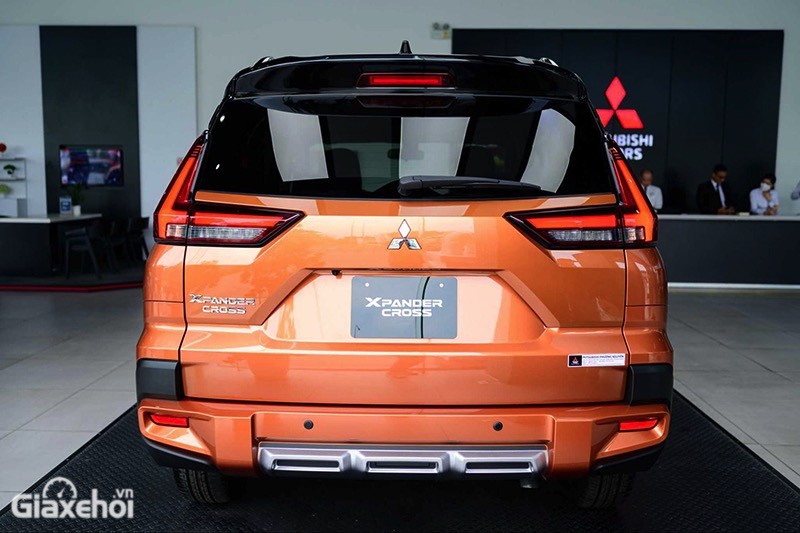 Di chuyển ra phần đuôi, Mitsubishi Xpander Cross 2023 cũng có thiết kế đèn hậu T-Shape tương tự đầu xe với đồ họa LED ấn tượng.