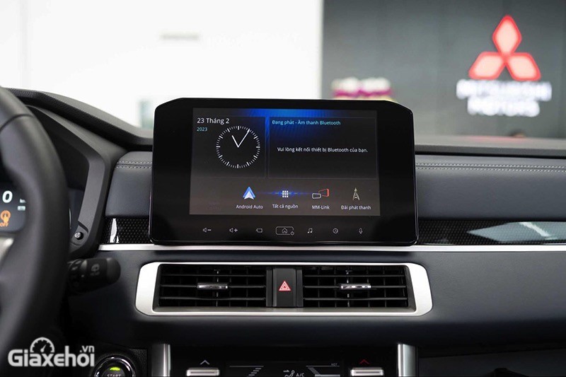 Mitsubishi Xpander Cross 2023 sẽ cung cấp màn hình giải trí 9 inch hỗ trợ kết nối Apple CarPlay/Android Auto cho người dùng cùng dàn âm thanh 4 loa.