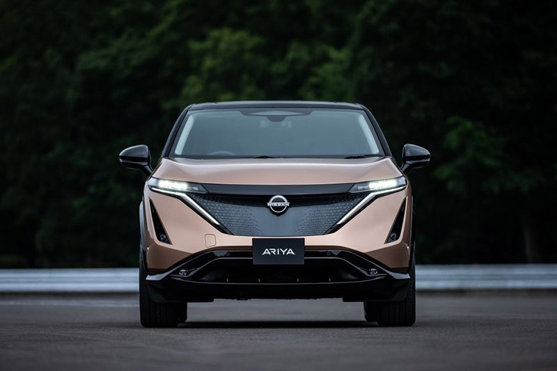 Nissan Ariya 2023 sở hữu đầu xe có phần dữ dằn với những đường nét thiết kế nhọn như mũi tên.