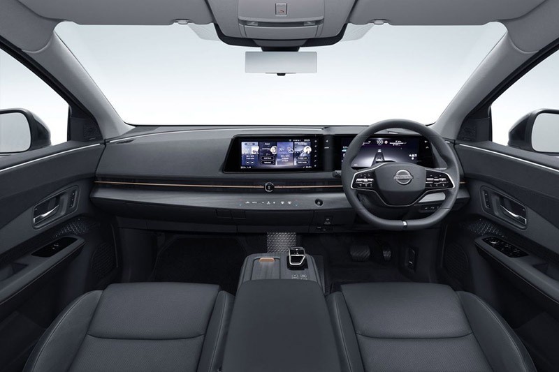 Ấn tượng nhất trên Nissan Ariya 2023 phải kể đến cặp màn hình đôi ở táp-lô nối liền như thiết kế xe Mercedes-Benz cùng khả năng hiển thị sắc nét.