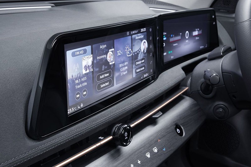 Nissan Ariya 2023 với cặp màn hình 12,3 inch sắc nét cùng thiết kế liền mạch tạo thành dải thống nhất như xe sang.