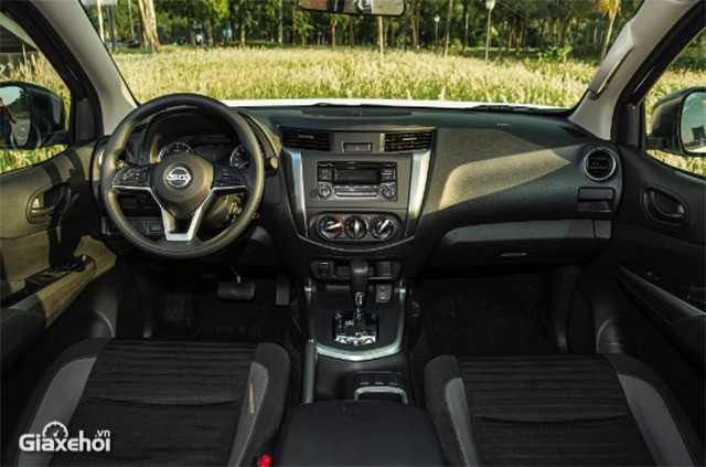 Nissan Navara EL 2WD 2023 với nội thất trang bị cơ bản.