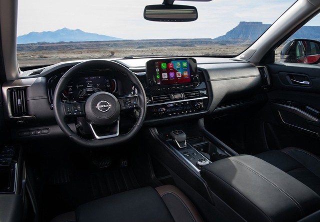 Nissan Pathfinder 2023 có khoang nội thất có những đường nét thiết kế cứng cáp và dứt khoát.