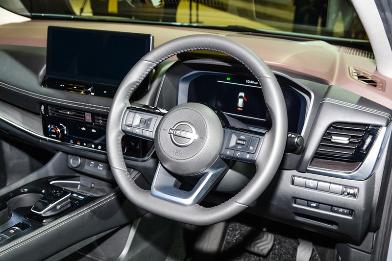 Nissan X-Trail e-Power 2023 được trang bị vô-lăng D-Cut, màn hình cỡ lớn đặt nổi ở trung tâm táp-lô ấn tượng.