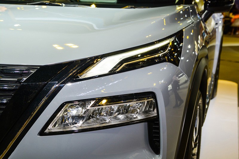 Nissan X-Trail e-Power 2023 có dải đèn định vị ban ngày vuốt ngược về sau và cụm đèn pha LED liền với khe hút gió nằm dọc cỡ lớn.