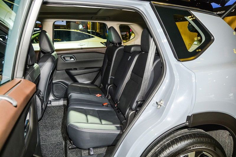 Nissan X-Trail e-Power 2023 với không gian tốt ở hàng ghế thứ và đủ rộng rãi cho 3 người lớn ở đây.