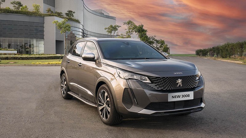 Dáng vẻ bên ngoài của Peugeot 3008 gây ấn tượng mạnh nhờ cải tiến phần đầu với lưới tản nhiệt mới, đèn định vị kéo dài giúp xe dữ dằn hơn.