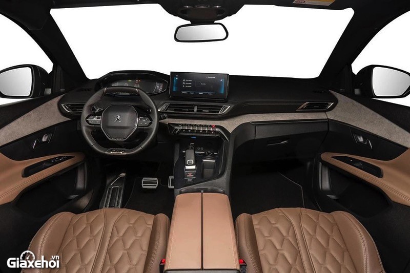 Với những vật liệu cao cấp cùng cách bài trí tinh giản, hiện đại, nội thất Peugeot 5008 thu hút người nhìn trong từng chi tiết.
