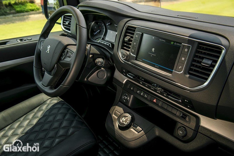Khoang lái của Peugeot Traveller 2023 đậm chất xe đa dụng với cách bố trí đơn giản, màn hình chìm trong táp-lô.