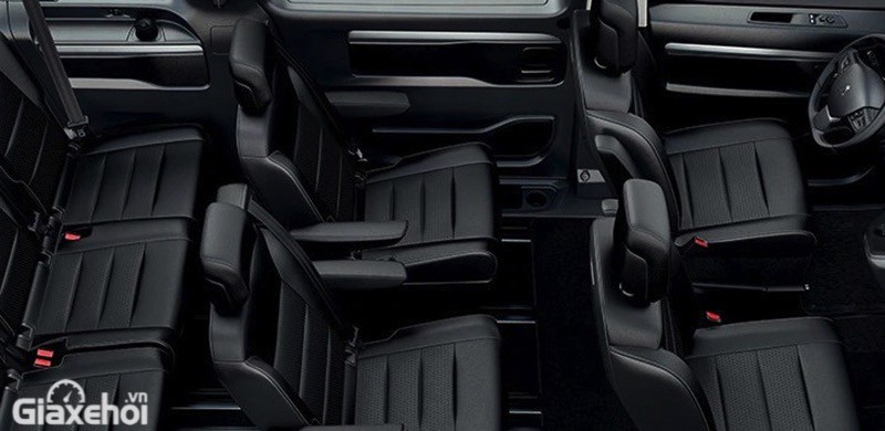 Peugeot Traveller với bản 7 chỗ thì hàng giữa có 2 ghế thương gia tách biệt nhau hoàn toàn.