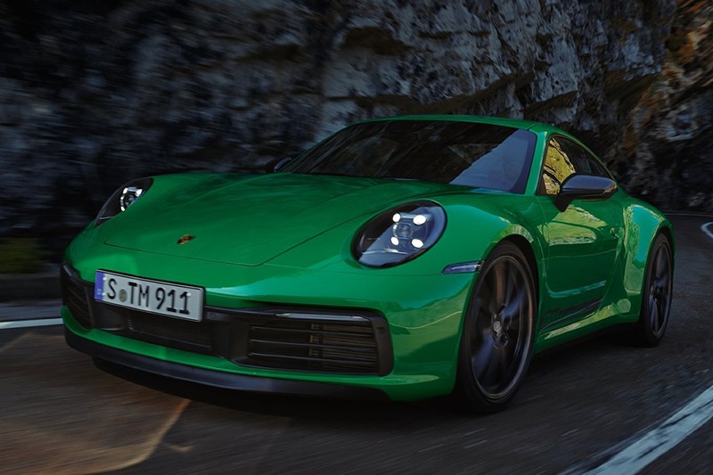 Porsche 911 Carrera T 2023 mở bán chính thức tại thị trường toàn cầu, dành cho những tín đồ yêu thích xe đua tốc độ.