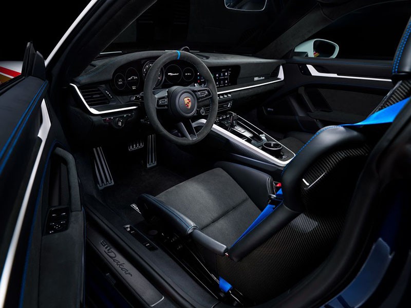 Nội thất xe Porsche 911 Dakar 2023 đã loại bỏ hoàn toàn hàng ghế sau nhằm giảm trọng lượng của xe giúp vận hành linh hoạt hơn.