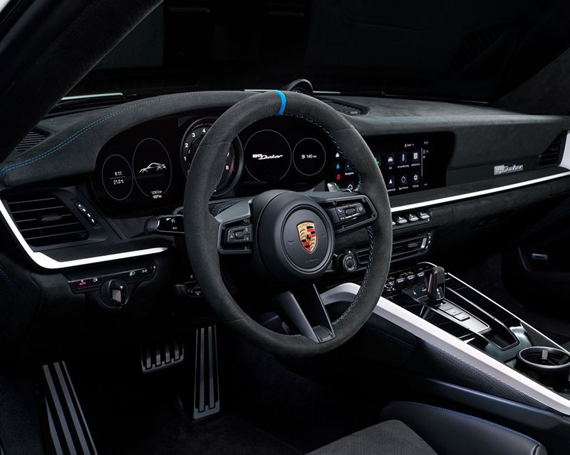 Porsche 911 Dakar 2023 có không gian nội thất thể thao kết hợp bởi những vật liệu da, da lộn cao cấp.