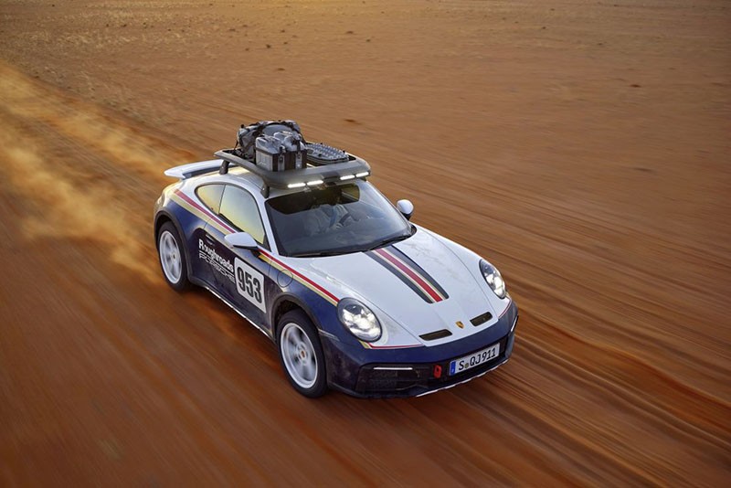 Porsche 911 Dakar 2023 với phần đầu quen thuộc của dòng 911 huyền thoại, một số chi tiết đã được thay đổi.