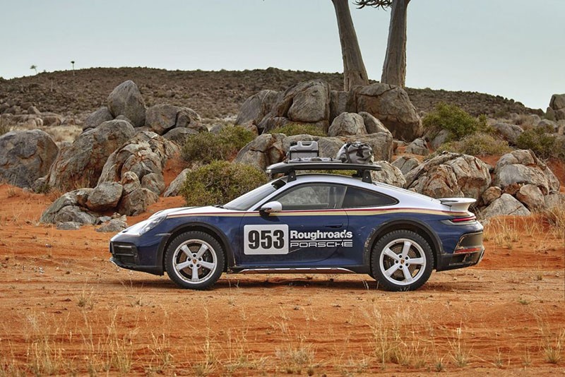 Porsche 911 Dakar 2023 đầy thể thao, hiện đại với thiết kế đặc trưng nhờ trần xe hạ thấp về sau của thương hiệu xe thể thao đến từ Đức.