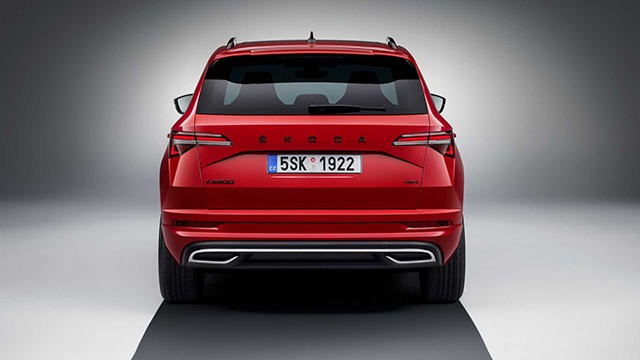 Skoda Karoq 2023 có đuôi xe cân đối.