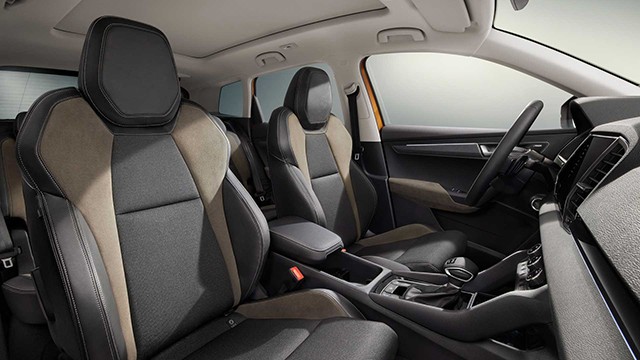 Skoda Karoq 2023 có ghế ôm sát cơ thể.