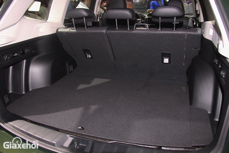 Khoang hành lý của Subaru Forester 2023 rộng rãi khi chỉ có 5 chỗ ngồi và người dùng còn gia tăng bằng cách gập hàng ghế sau lại.