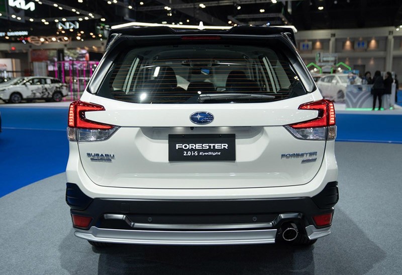 Đuôi xe Subaru Forester GT 2023 duy trì vẻ cứng cáp, khỏe khoắn. Cụm đèn hậu Subaru Forester GT 2023 có tạo hình chữ C hướng vào nhau quen thuộc. 