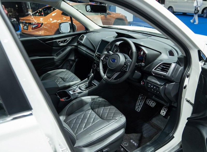 Khoang cabin của Subaru Forester GT 2023 khác biệt so với người tiền nhiệm với ghế ngồi bọc da với họa tiết chỉ khâu sang trọng.