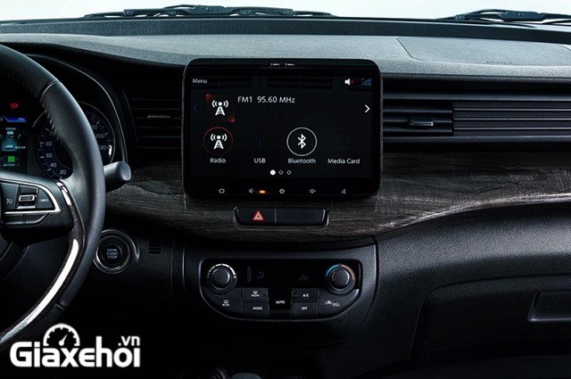 Là chiếc xe đa dụng phổ thông nên Ertiga trang bị rất nhiều phím cơ.