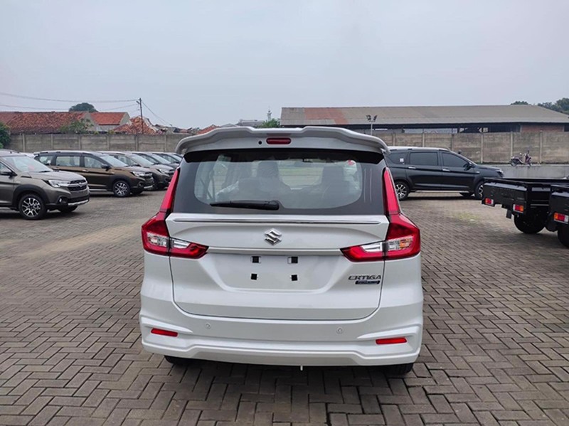 Suzuki Ertiga Hybrid 2023 có đuôi xe cải tiến nhẹ.