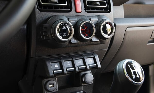 Suzuki Jimny 2023 có màn hình giải trí cỡ lớn đặt nổi ở trung tâm bảng táp-lô.