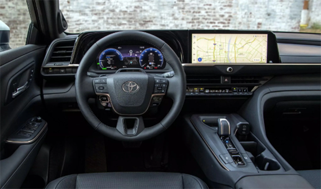 Nội thất của Toyota Camry 2024 dự kiến ​​sẽ có nhiều điểm tương đồng với Crow về mặt thiết kế với nhiều chất liệu da và gỗ cao cấp.