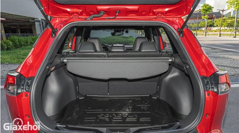 Toyota Corolla Cross 1.8V và 1.8HEV 2023 còn có thêm tính năng mở cốp rảnh tay mới được nâng cấp đầy tiện ích.