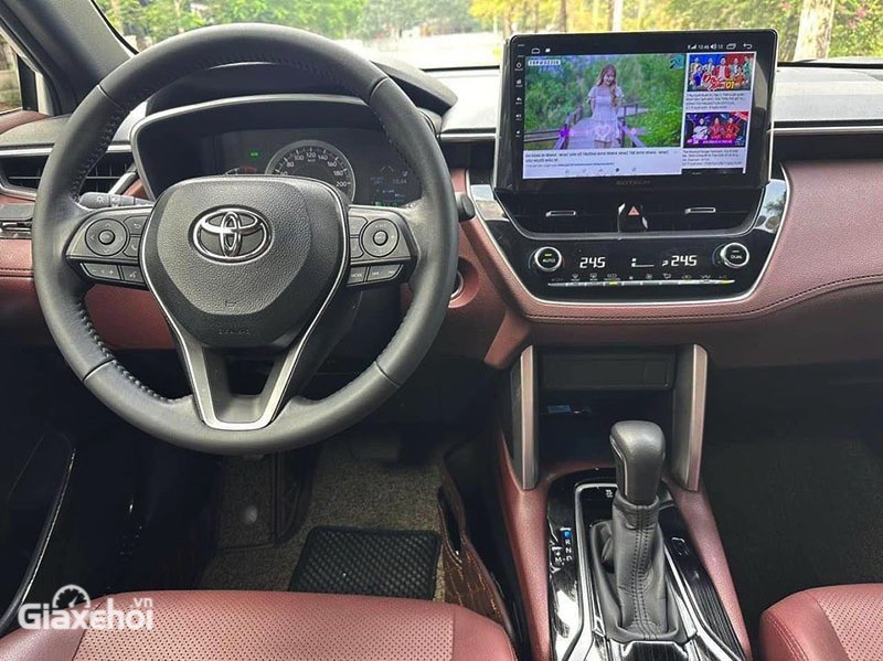 Toyota Corolla Cross 2023 sở hữu khoang lái mới mẻ, nổi bật là màn hình giải trí đặt nổi trên táp-lô.