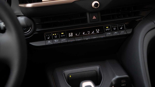 Toyota Crown 2023 mang đến trải nghiệm tiện nghi vượt bậc cho khách hàng với sạc không dây, điều hòa tự động, HUD kính lái.
